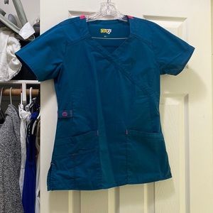 Wonder Flex scrub top